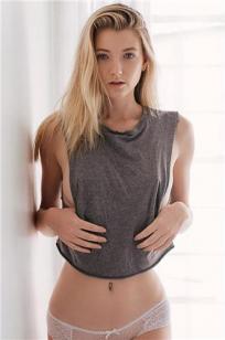 Kaylee Killion- 高衩泳裤的吸引力
