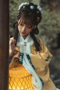 蠢沫沫-140-明黄毛领汉服古风写真，清纯古典园林大片，温婉如玉，暖色光影氛围感满满