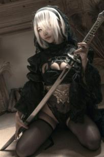 《蠢沫沫-099-尼尔纪元-黑花嫁》高颜值网红Cosplay角色扮演，性感暗黑婚纱丝袜诱惑，极致冷艳御姐范